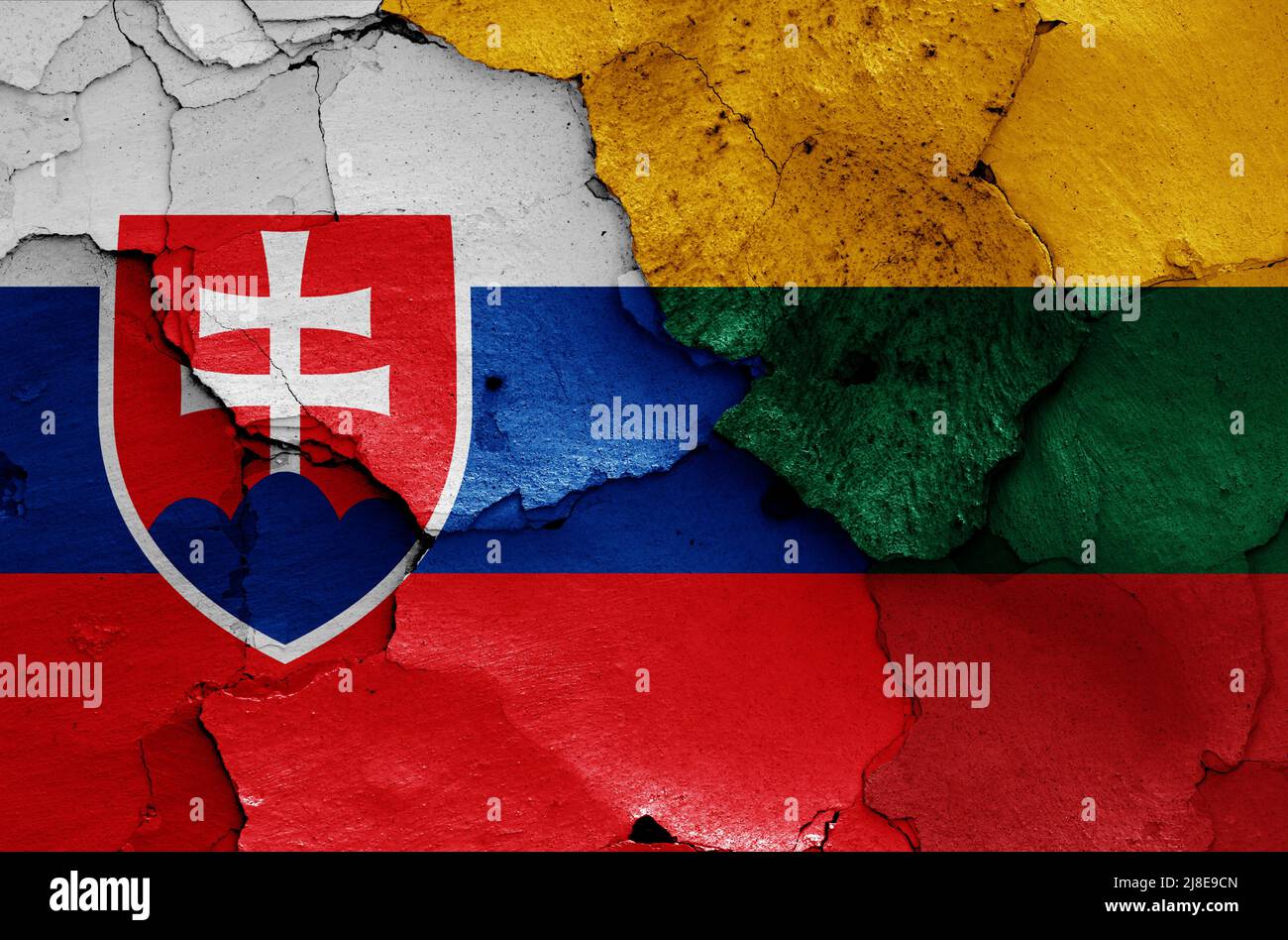 Banderas de Eslovaquia y Lituania pintadas en la pared agrietada Foto de stock