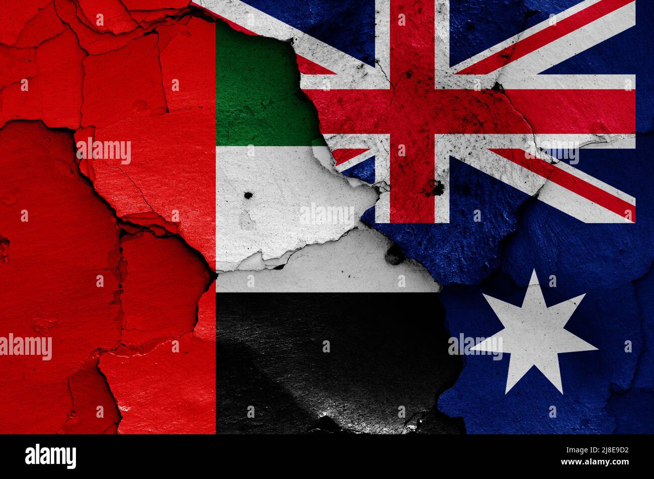 Banderas de EAU y Australia pintadas en la pared agrietada Foto de stock