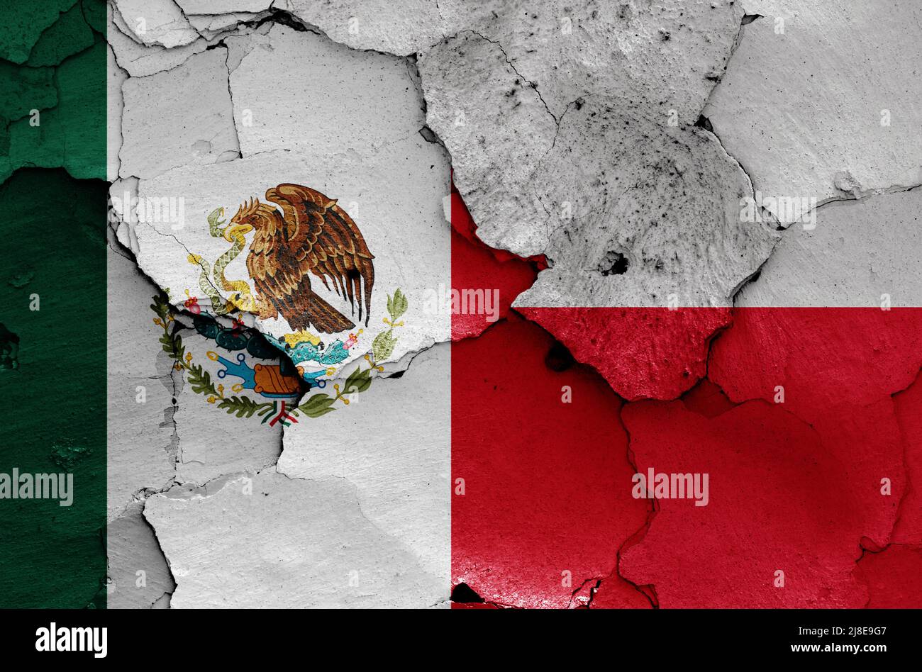 Banderas de México y Polonia pintadas en la pared agrietada Foto de stock