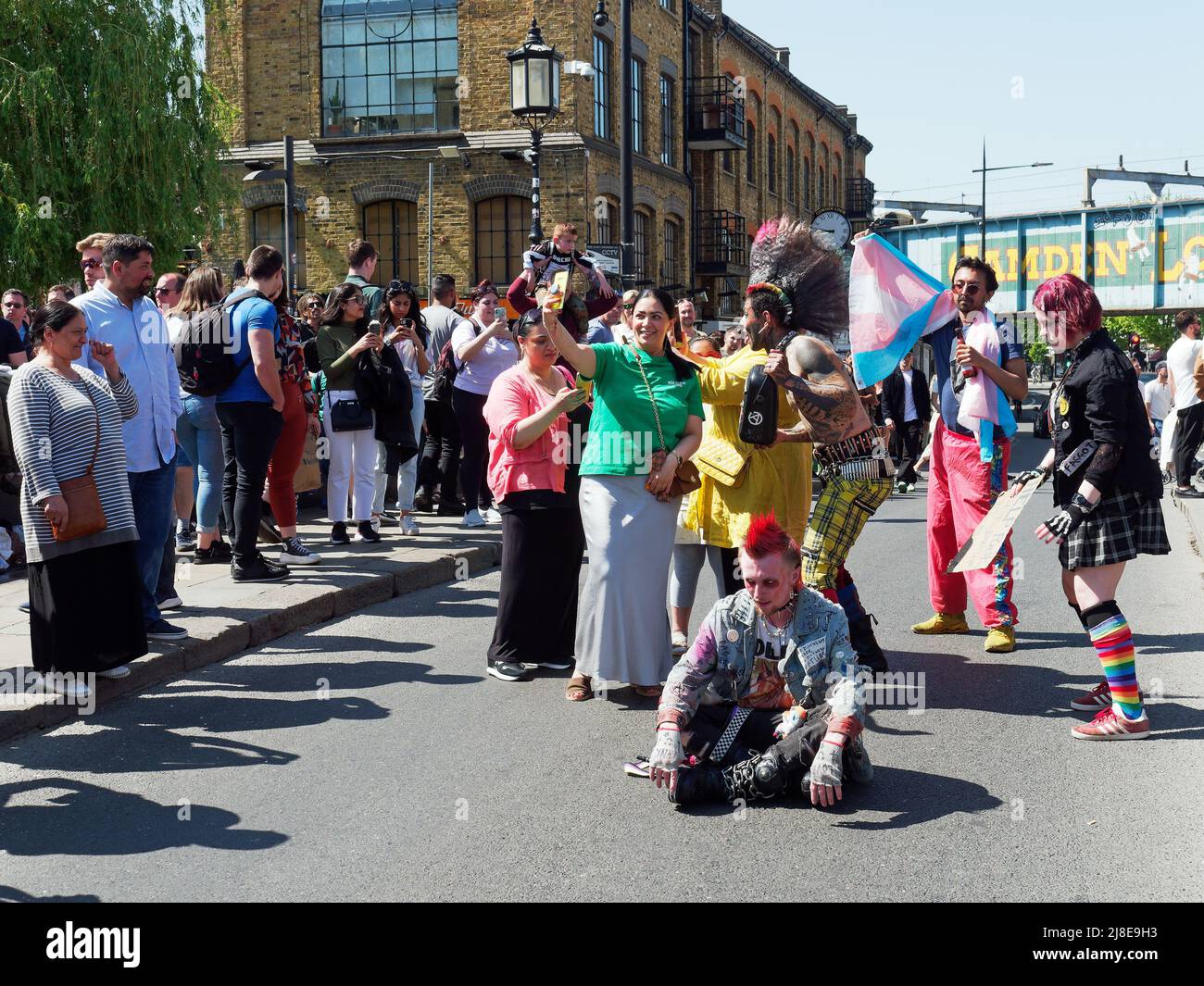 Vista de los punks de Camden bailando con los turistas en Lock Bridge en Londres, Reino Unido Foto de stock