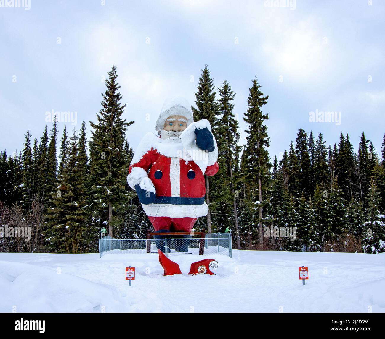 Estatua de Santa Claus, 42 pies de altura, la estatua de Santa más alta del mundo, en el Polo Norte, AK, cerca de Fairbanks, AK. Foto de stock