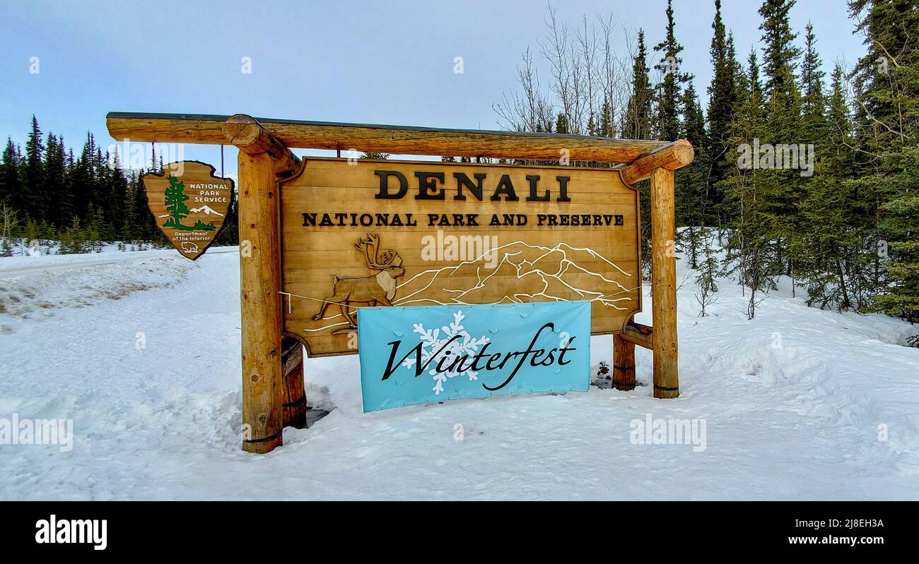 Señal en la entrada al Parque Nacional Denali fuera de Fairbanks, AK. Foto de stock
