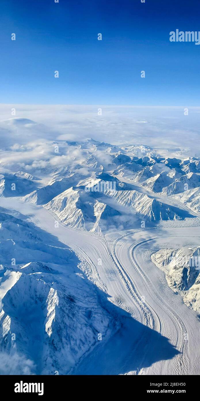 Vista aérea de las montañas y el glaciar desde el jet que sale de Fairbanks, Alaska, EE.UU Foto de stock