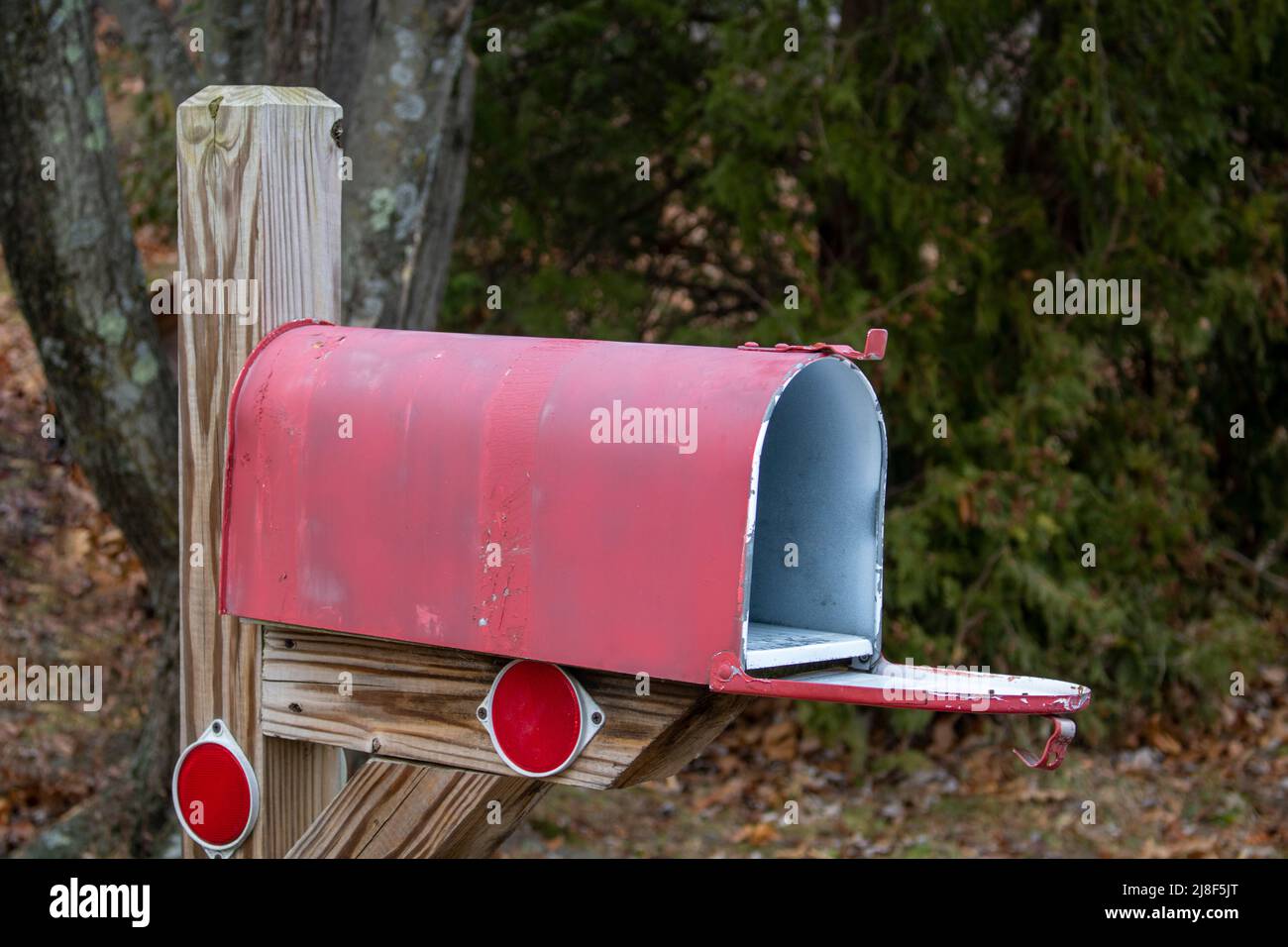 Se ha abierto el buzón de correo clásico de la calle Suberban Foto de stock