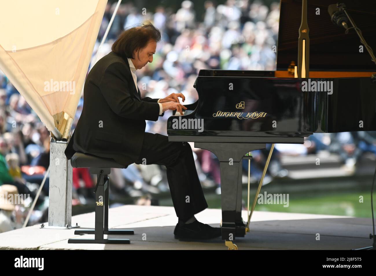 Varsovia, Polonia. 15th de mayo de 2022. El pianista Marc Laforet toca el  piano durante un concierto al aire libre de Chopin en el Royal Lazienki  Park en Varsovia, Polonia, 15 de