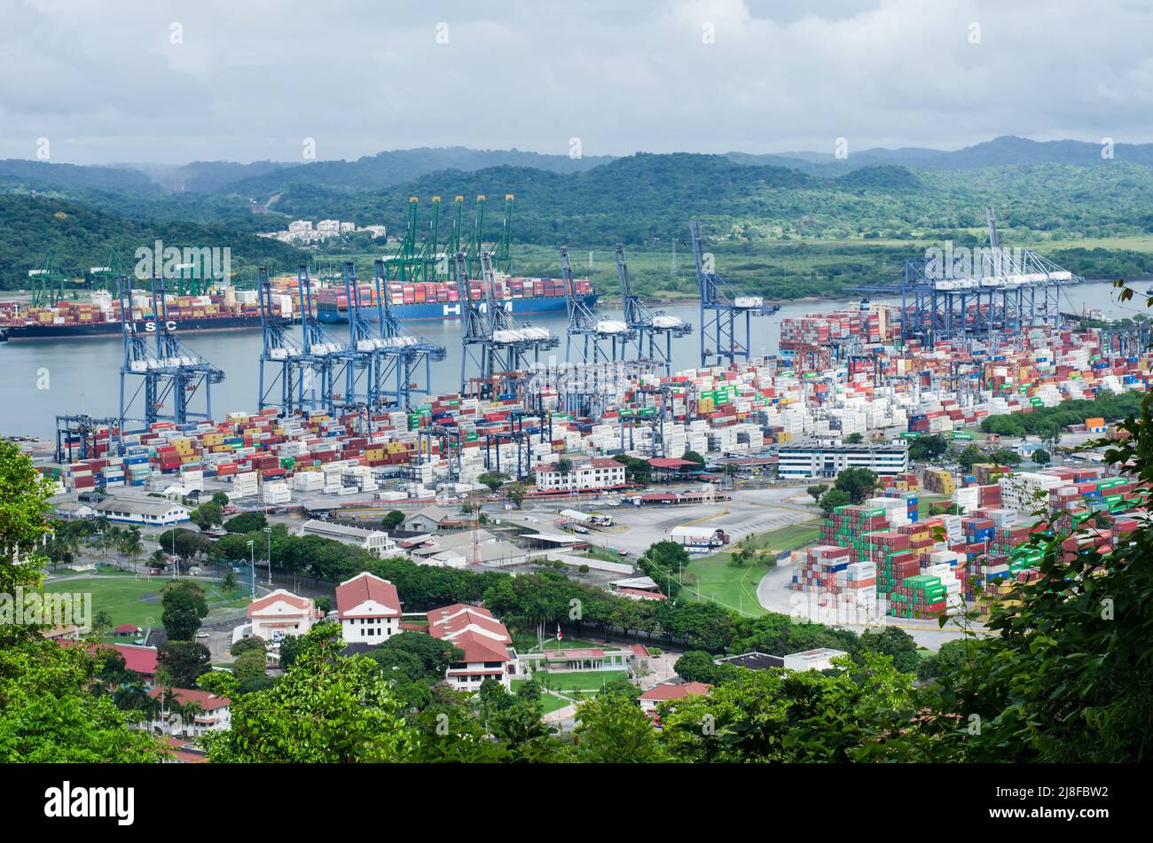 Contenedores de Panama Ports Company y entrada al Canal Pacífico de Panamá como se ve a la distancia del Cerro Ancón Foto de stock