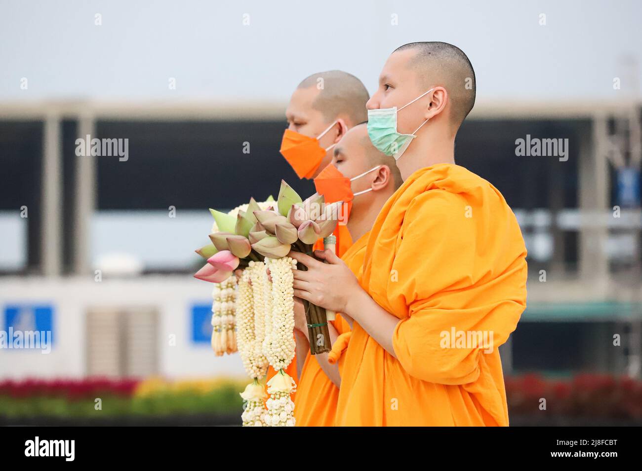 Pathum Thani, Pathum Thani, Tailandia. 15th de mayo de 2022. La gente y los monjes rodean el Dhammakaya Cetiya y rinden homenaje a la cetiya antes de que comience el ritual del día Vesak. Foto de stock