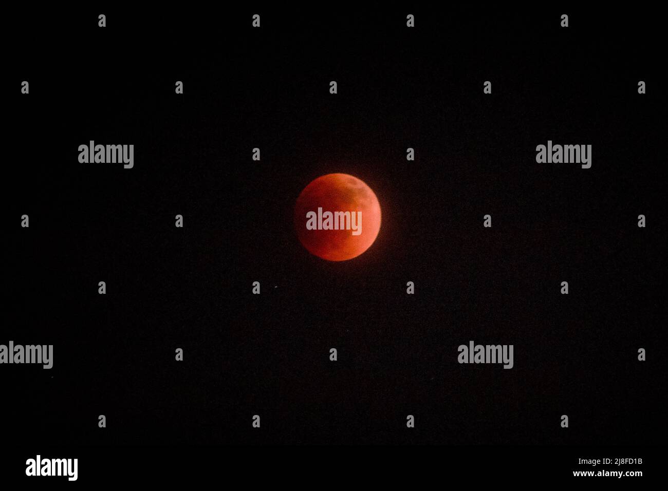 Bogotá, Colombia. 15th de mayo de 2022. Sangre Luna eclipse lunar visto desde Bogotá, Colombia durante la noche 15 de mayo de 2022 en Bogotá, Colombia. Foto por: Perla Bayona/Long Visual Press Crédito: Long Visual Press/Alamy Live News Foto de stock