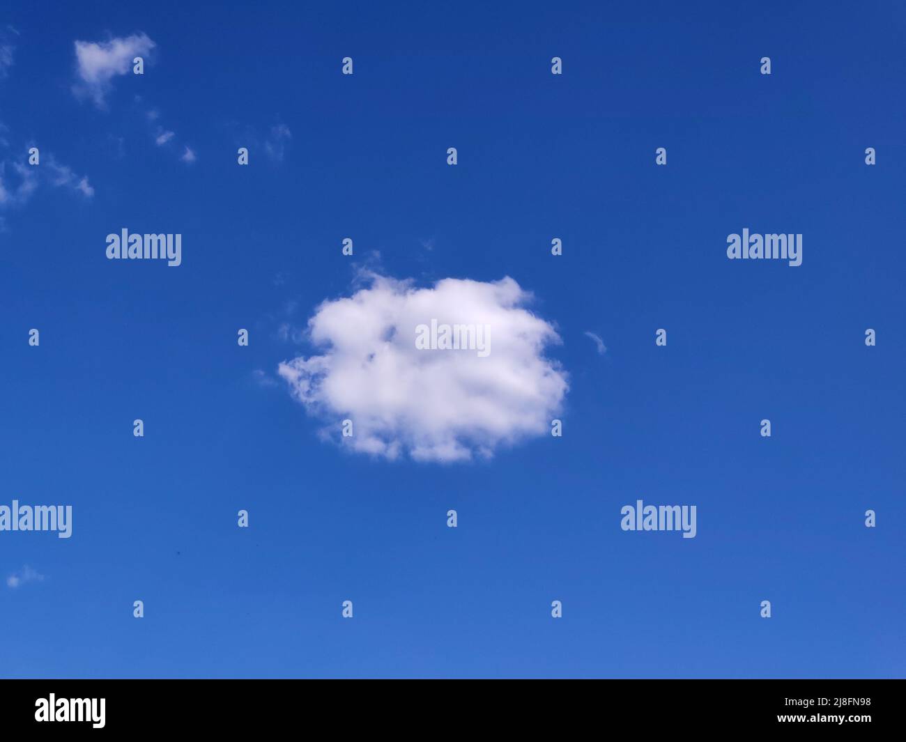 cielo azul con nubes, tiempo de verano Foto de stock