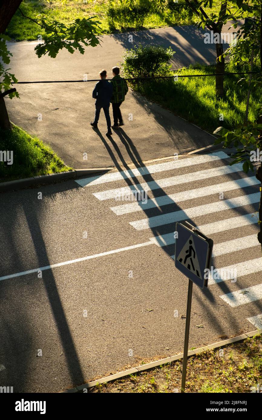 una pareja caminando cruzando el cruce en la calle de la ciudad