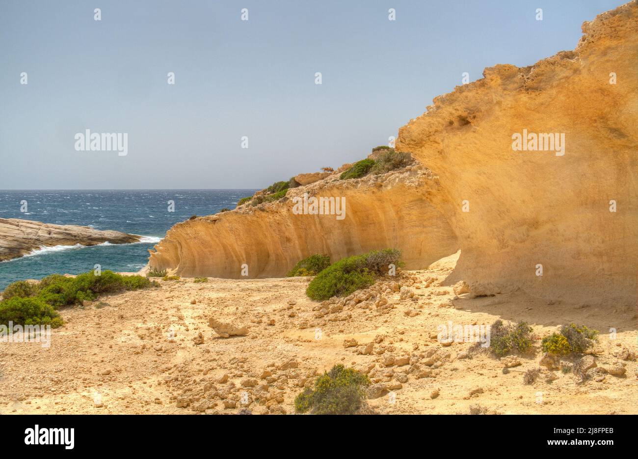 La muesca ondulada elevada en Creta, Grecia, muestra que la tierra se ha levantado o que el nivel del mar ha caído Foto de stock