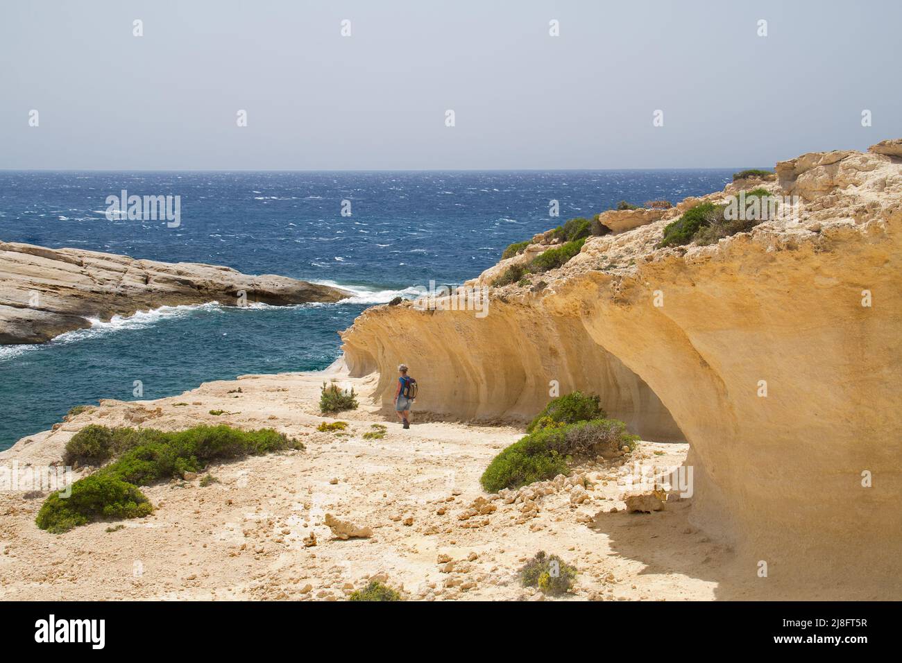 La muesca ondulada elevada en Creta, Grecia, muestra que la tierra se ha levantado o que el nivel del mar ha caído Foto de stock
