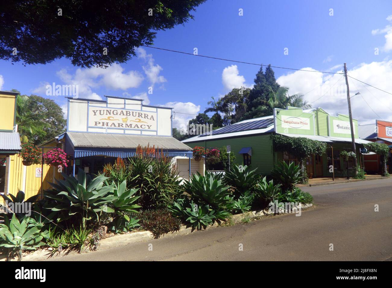 Edificios pintorescos y fachadas de tiendas del pueblo histórico de Yungaburra, Mesetas Atherton, Queensland, Australia. Sin PR Foto de stock