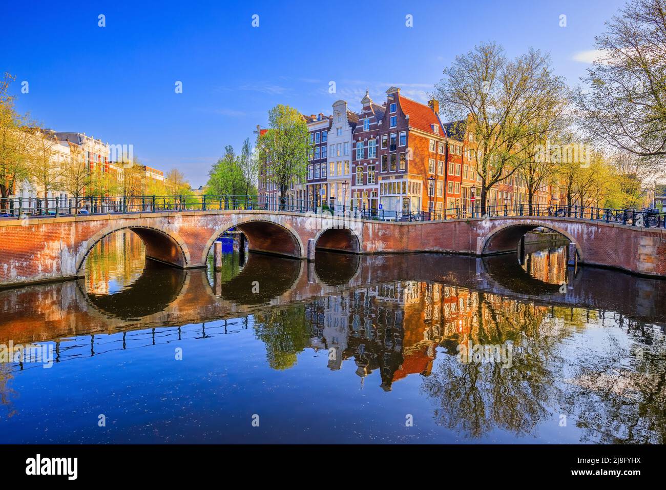 Ámsterdam, Países Bajos. El canal Keizersgracht (Emperador) y puentes por la mañana. Foto de stock