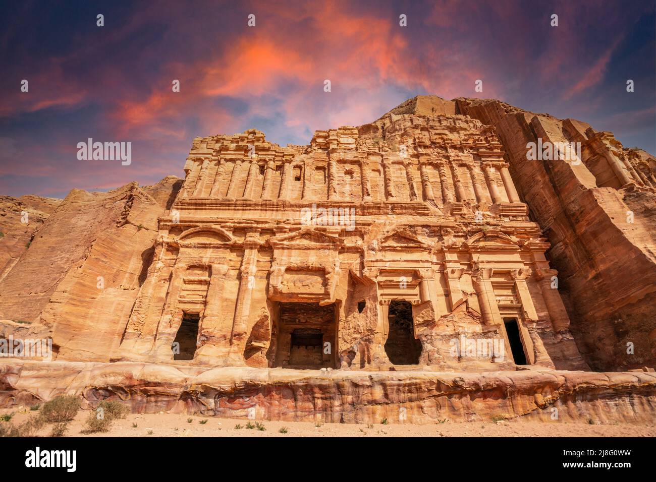 Antigua tumba del Palacio Nabataean tallada en piedra arenisca, Petra, Jordania Foto de stock