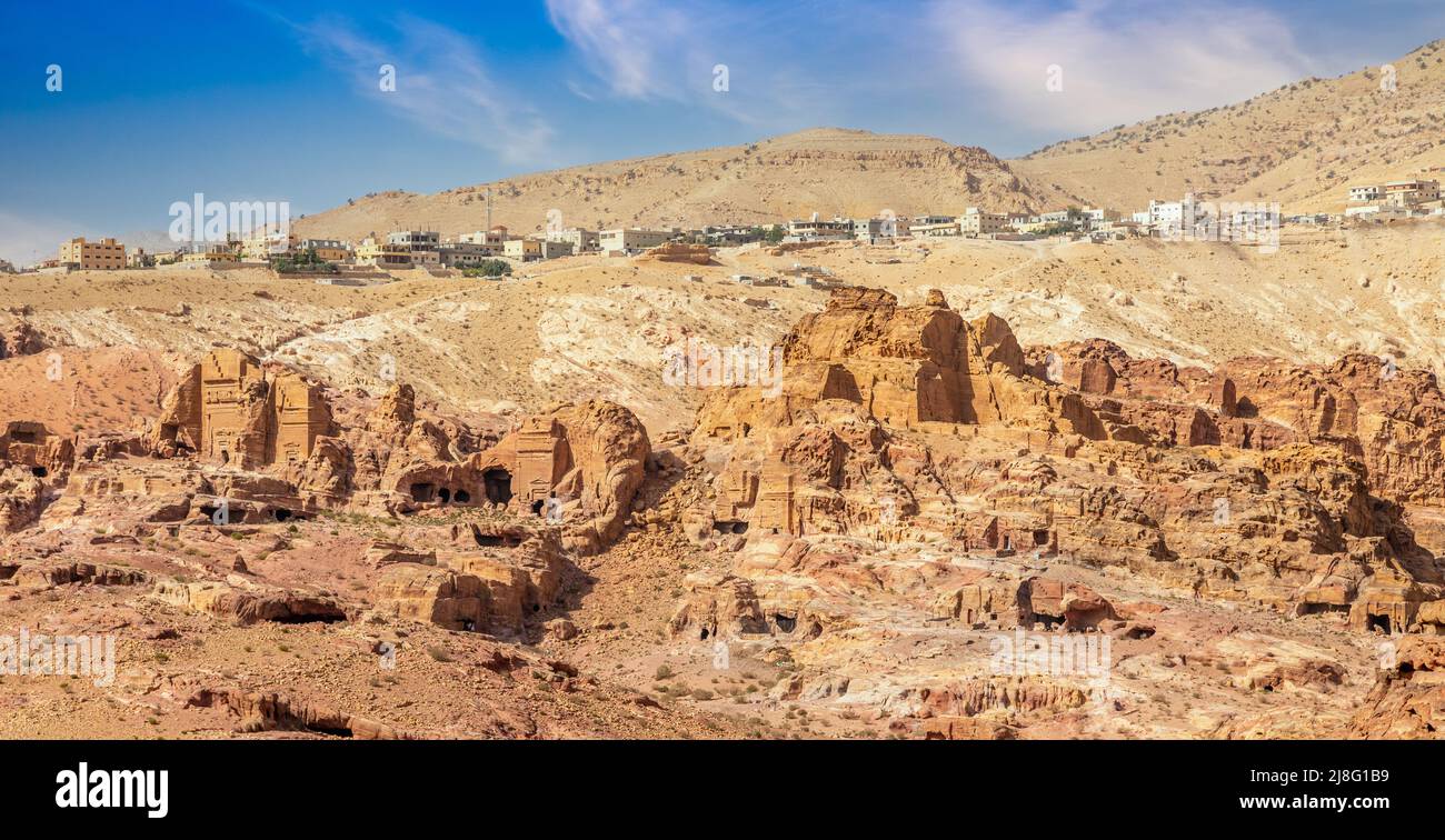 Vista de las antiguas tumbas reales de Nabataean desde arriba, Petra, Jordania Foto de stock