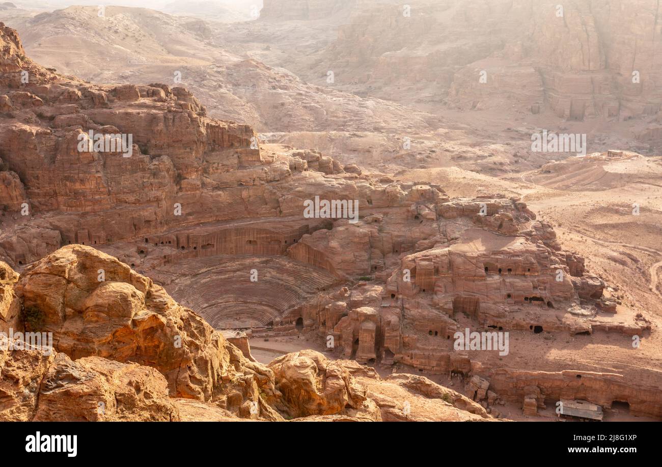 Vista desde arriba al teatro Nabataean tallado en piedra y las tumbas circundantes, Petra, Jordania Foto de stock