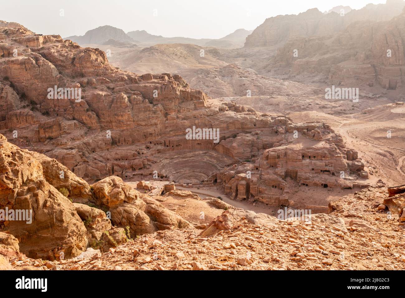 Vista desde arriba al teatro Nabataean tallado en piedra y las tumbas circundantes, Petra, Jordania Foto de stock