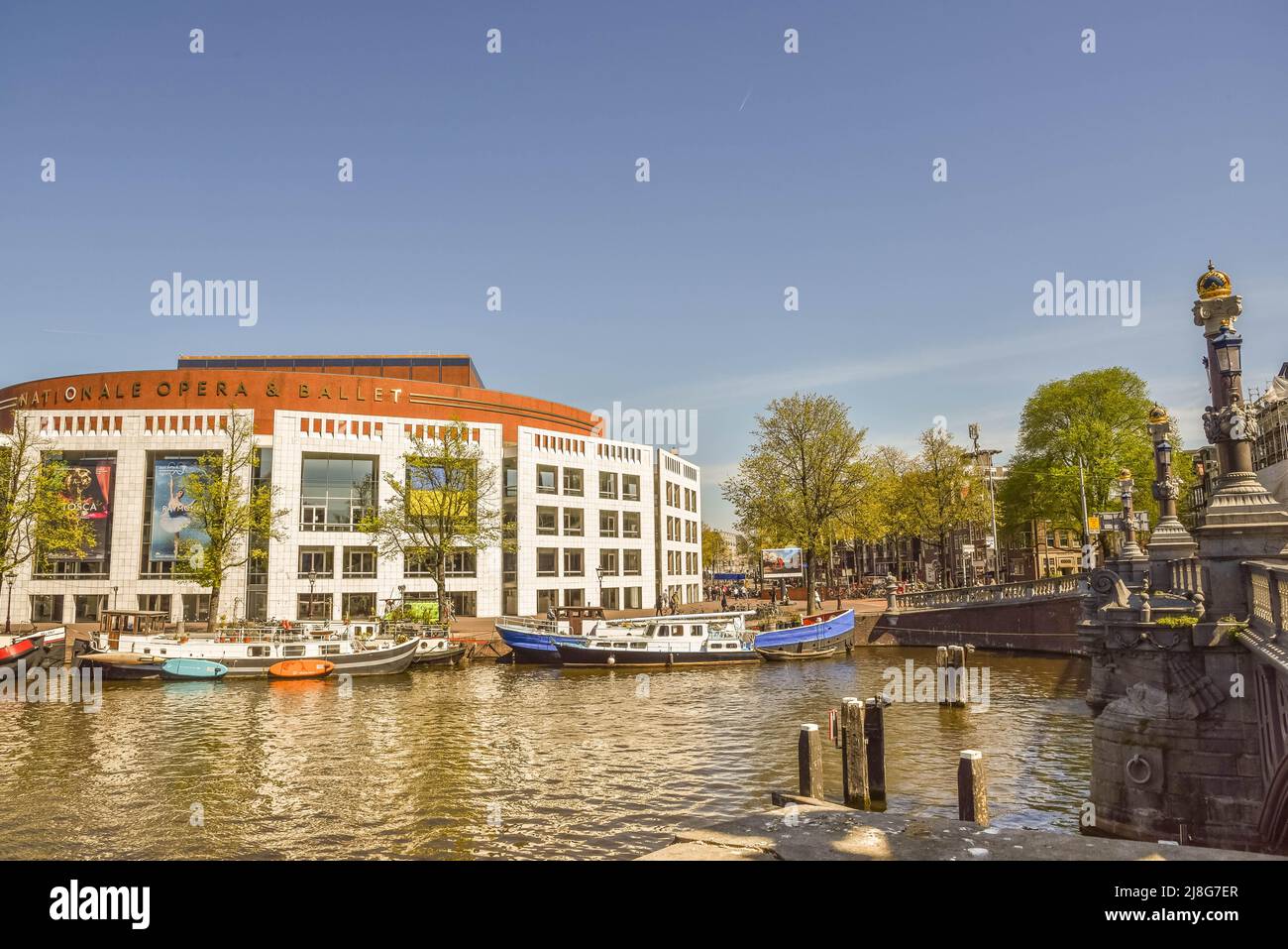 Ámsterdam, Países Bajos, mayo de 2022. La casa nacional de ballet y ópera y el puente azul de Ámsterdam. Fotografías de alta calidad Foto de stock