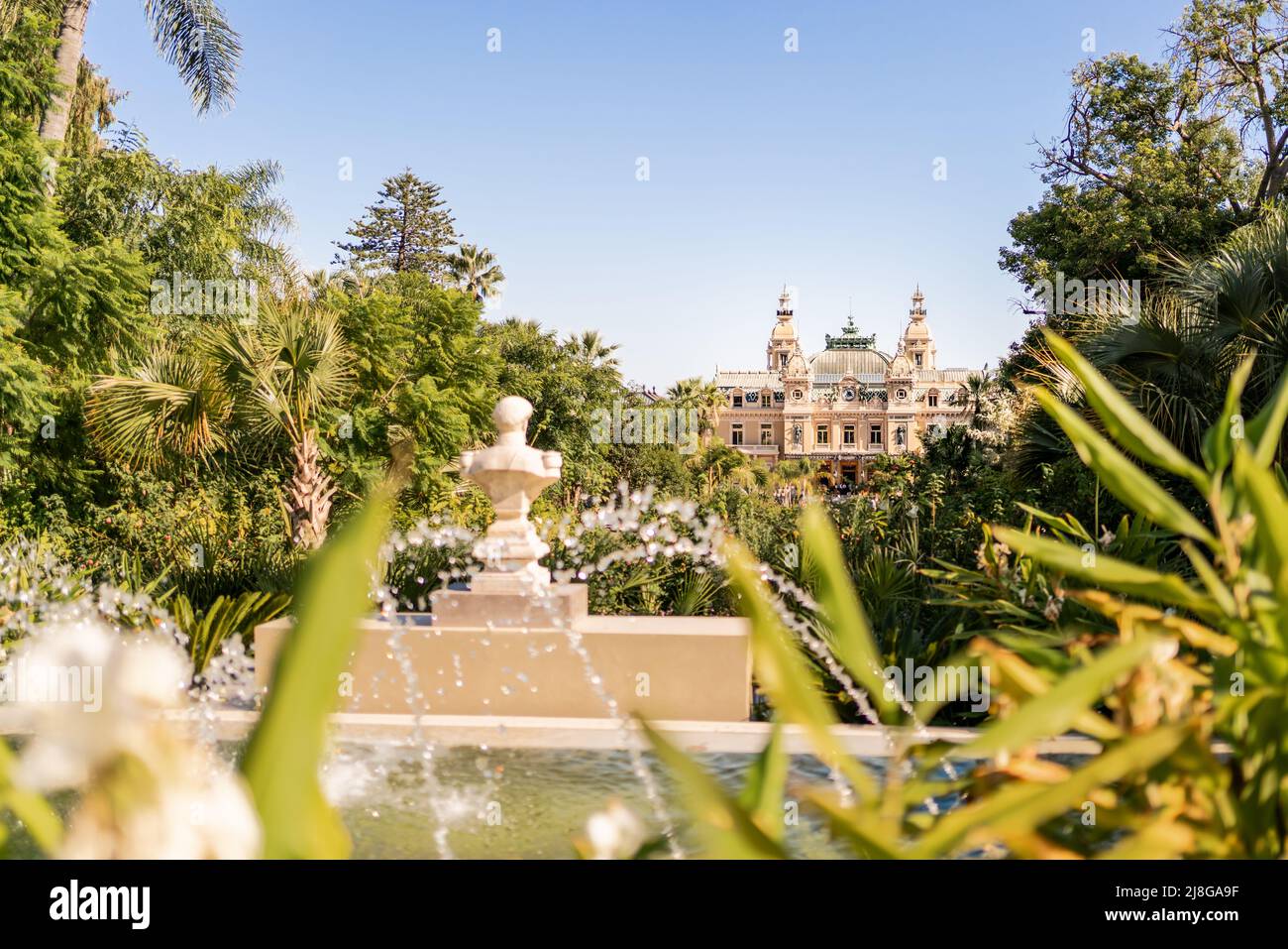 MÓNACO - 22 DE SEPTIEMBRE de 2021: El Casino de Monte Carlo visto desde el parque del jardín. El lugar es famoso por sus juegos de azar y su estilo de vida de lujo. Foto de stock