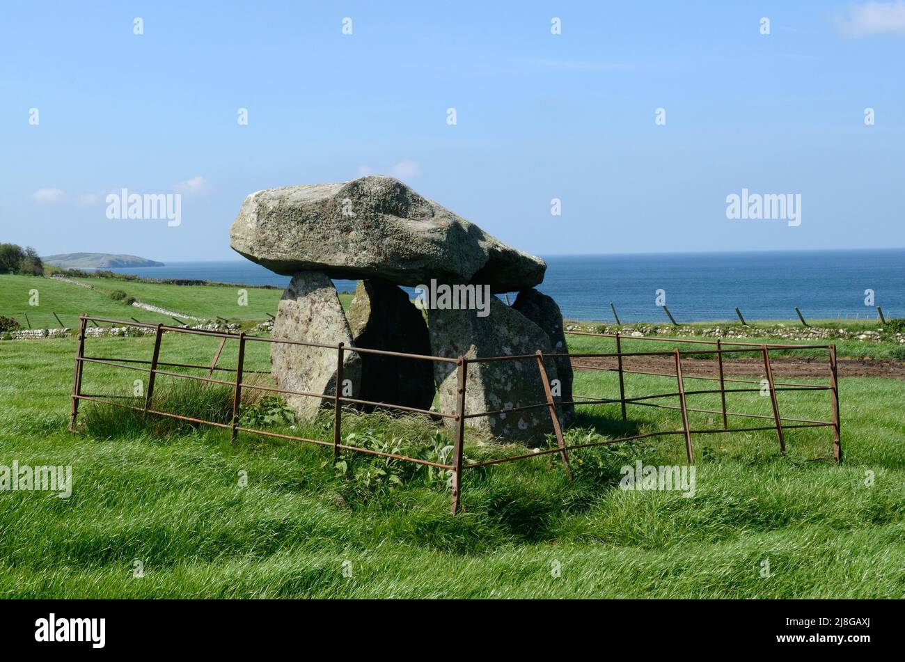 Bachwen Dolmen Portal Tumba delgada cuña como capstone apoyado por cuatro piedras Clynnog Fawr Caernarfon Gales Cymru Reino Unido Foto de stock