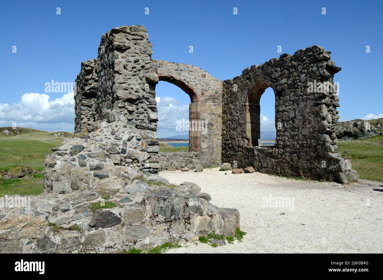 Ruinas de la Iglesia de St Dwynwen Ynys Llanddwyn Isla Anglesey y Mon Wales Cymru Reino Unido Foto de stock