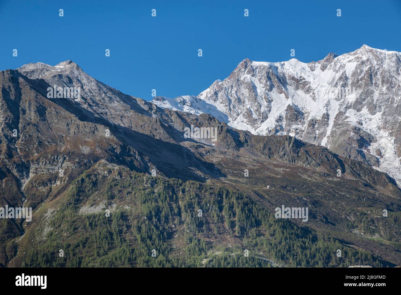 Monte Rosa en los alpes Europeos vistos desde Macugnaga, Italia Foto de stock