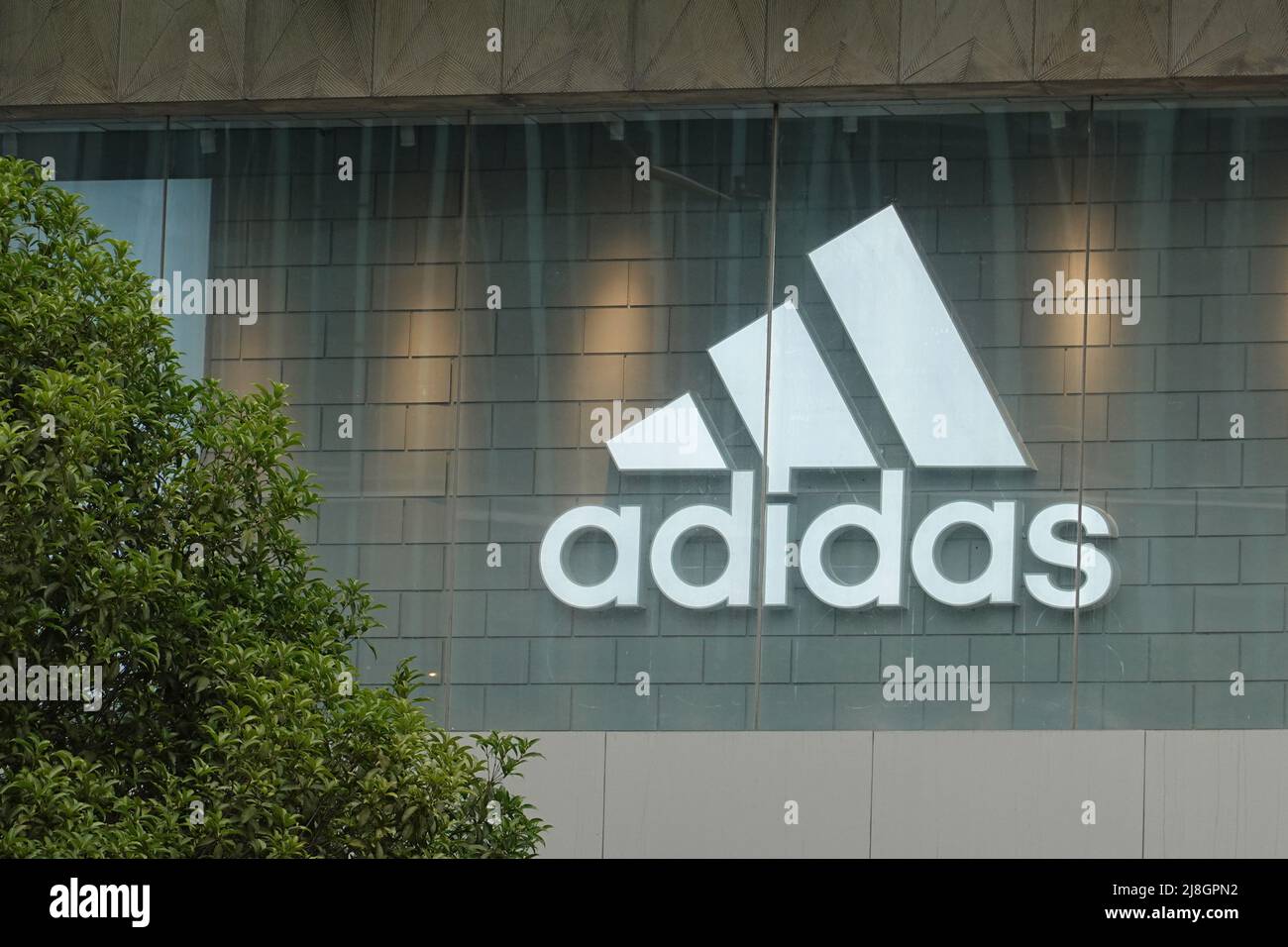 Adidas clothes shop store fotografías e imágenes de alta resolución - Alamy