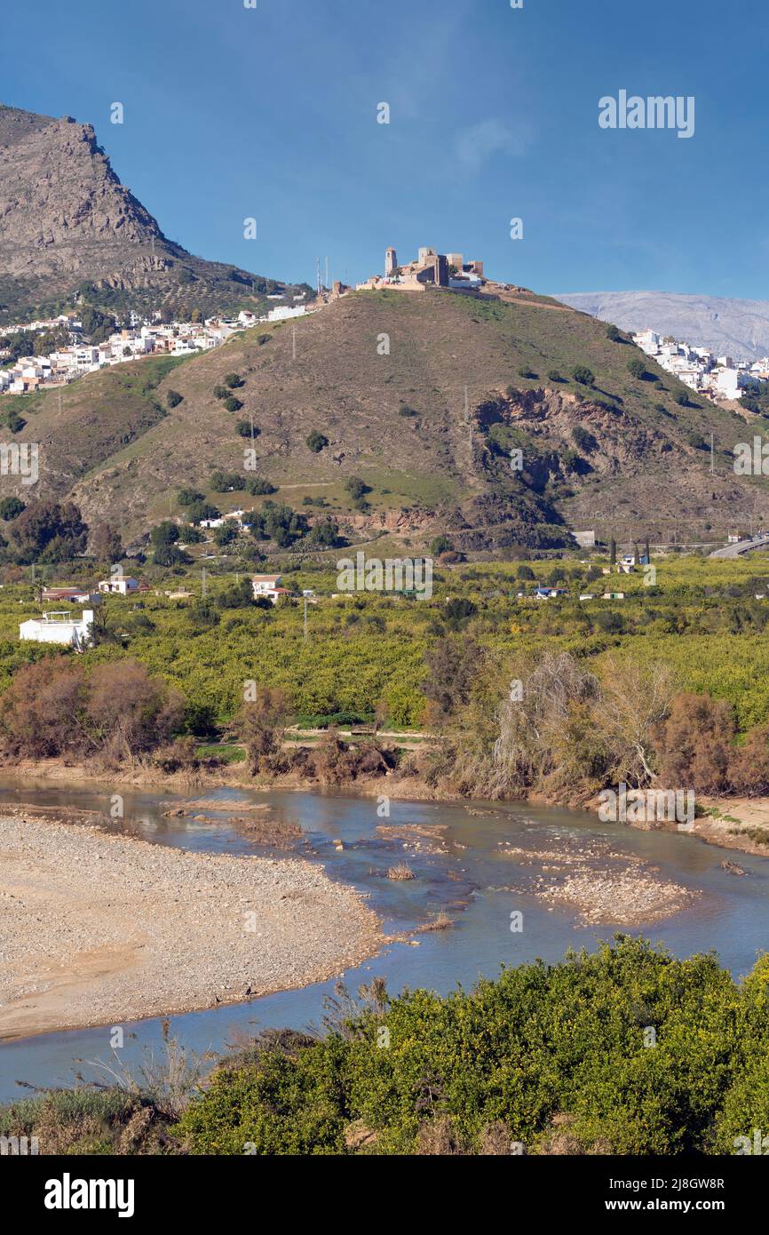 Alora, provincia de Málaga, Andalucía, sur de España. En lo alto de la colina se encuentran el castillo y la torre llamada Torre de la Vela. El castillo fue construido Foto de stock