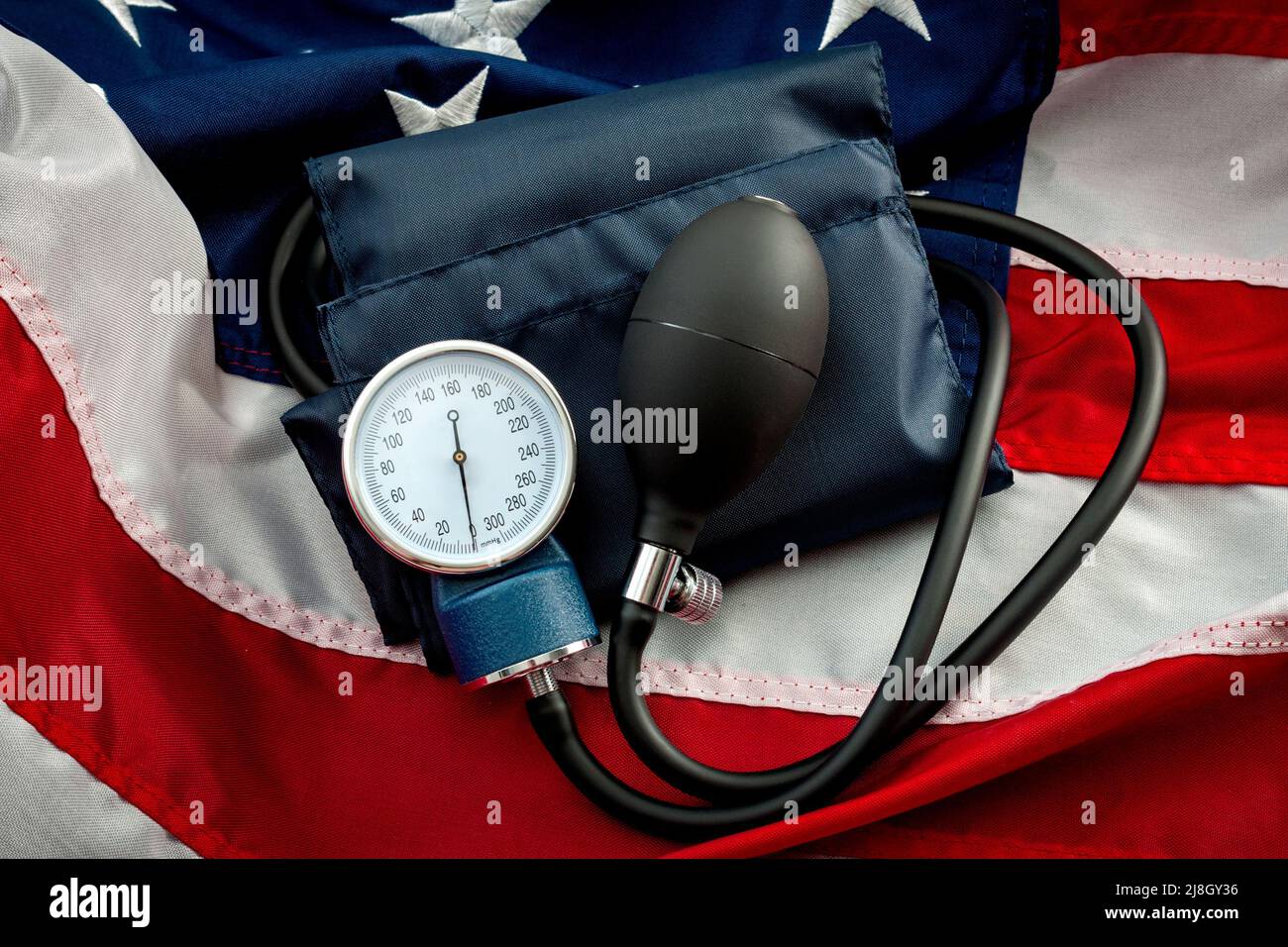 Crisis epidémica de presión arterial alta en EE.UU. Y el concepto de prevención de enfermedades del corazón americano con un esfigmomanómetro utilizado generalmente por un médico para medir Foto de stock