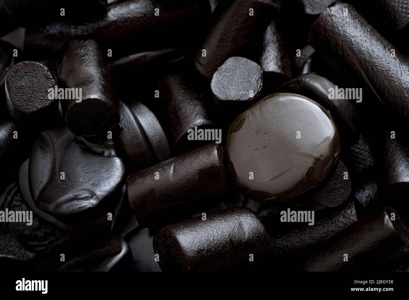 Confitería a base de azúcar y dulce concepto de dulces con cerca de un montón de regaliz negro Foto de stock