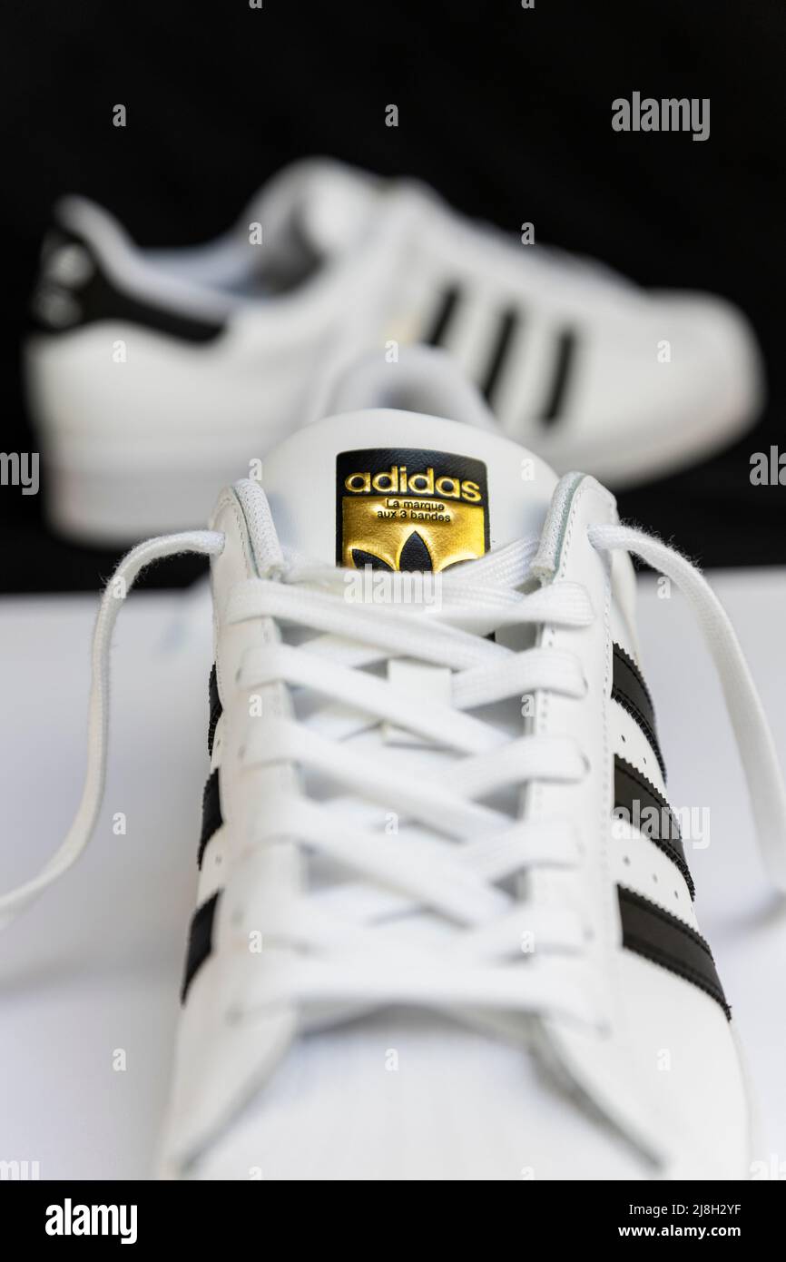 Belgrado, Serbia - 16 de mayo de 2022 : Adidas Superstar original sneakers  blancas. Deportes y modas en Belgrado, Serbia Fotografía de stock - Alamy
