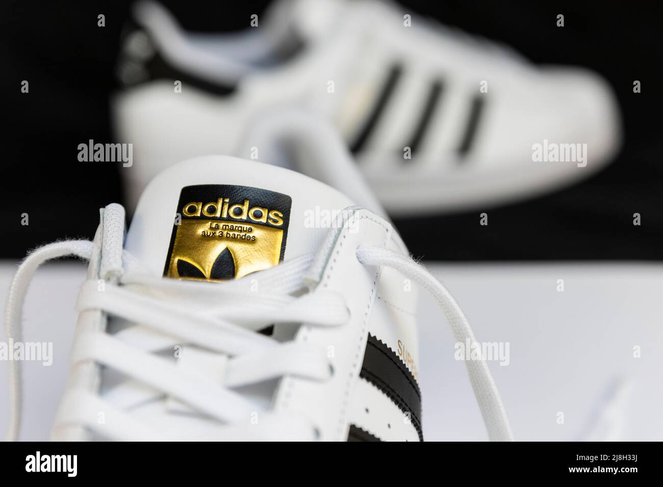 Belgrado, Serbia - 16 de mayo de 2022 : Adidas Superstar original sneakers  blancas. Deportes y modas en Belgrado, Serbia Fotografía de stock - Alamy