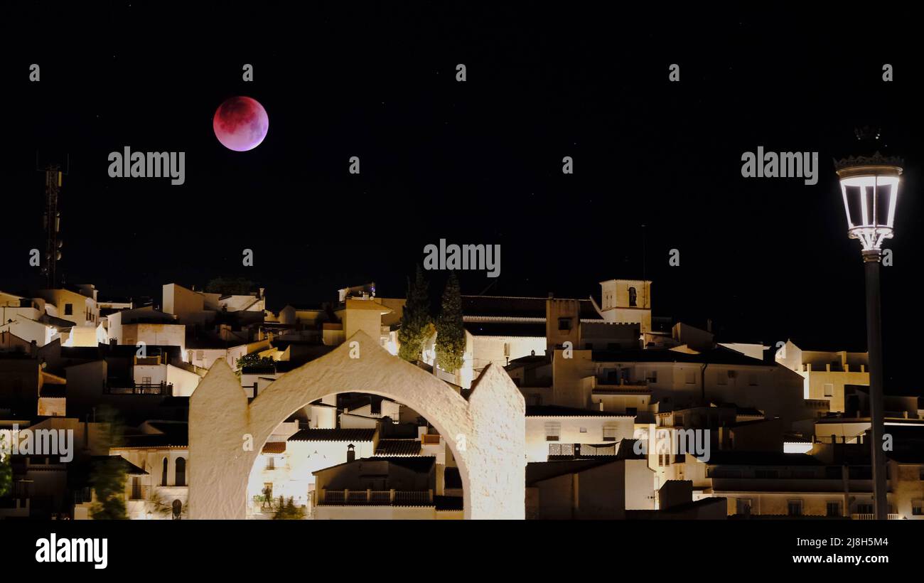 Eclipse Lunar Sangre Luna sobre el pueblo de Comares en la región de Axarquía en Málaga, Andalucía, Costa del Sol, España Foto de stock