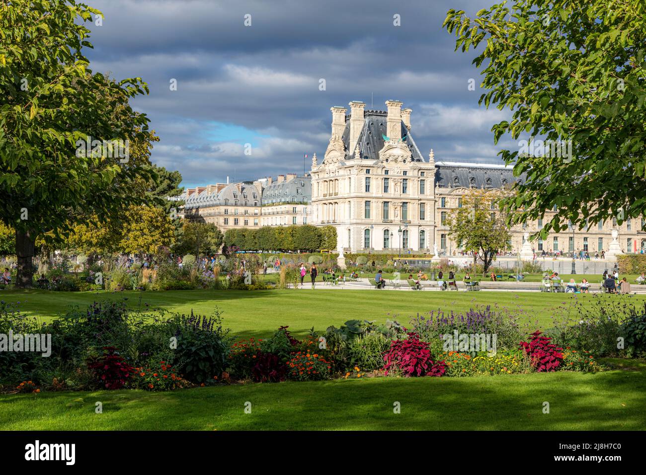Luz del sol en el Jardin des Tuileries con el Musee du Louvre Beyond, París, Isla de Francia, Francia Foto de stock