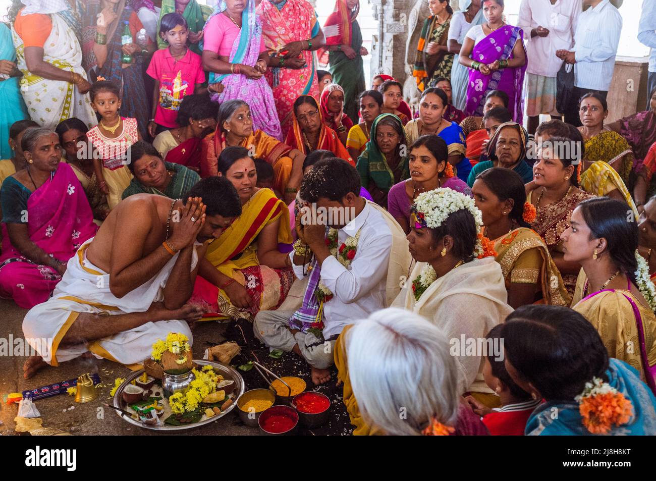 Hampi, Karnataka, India: Un sacerdote de brahmin adresses a la novia y al novio durante una boda hindú dentro del Templo de Sree Virupaksha. Ininterrumpidamente . fu Foto de stock
