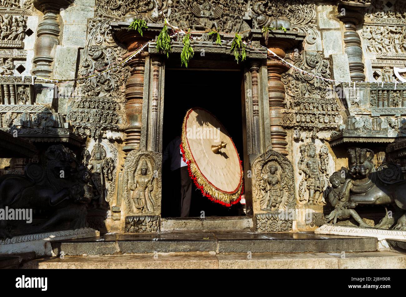 Belur, Karnataka, India : Una gran sombra ceremonial se lleva dentro del templo de la Chennakeshava del siglo 12th. Foto de stock