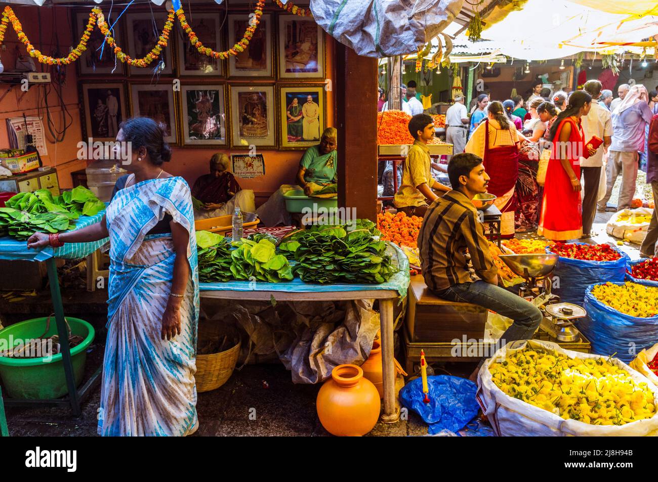 Mysore, Karnataka, India : Una mujer está al lado de un puesto en el mercado de Devaraja. Foto de stock