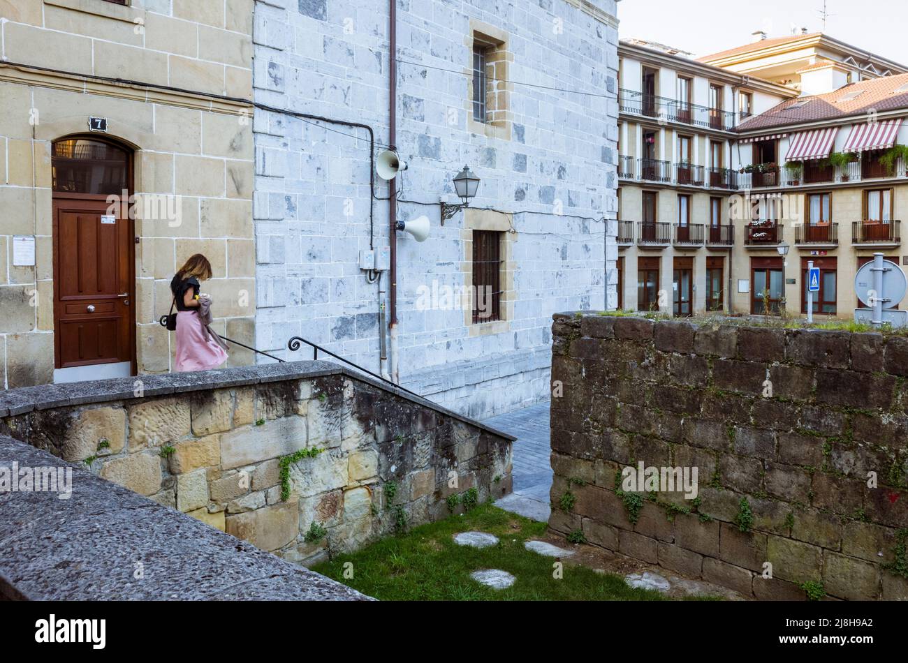 Irun, Gipuzkoa, País Vasco, España - 10th de julio de 2019 : Una mujer pasa por la iglesia de Santa María del Juncal. Foto de stock