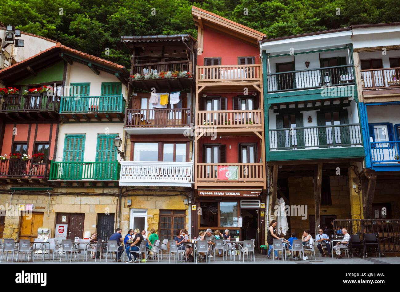 Pasajes, Gipuzkoa, país Vasco, España - 17 de julio de 2019 : Colorful casas de pescadores en la plaza Santiago de pasajes de San Juan. Perol. Incidental Foto de stock