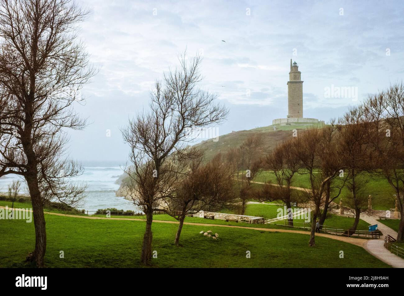 A Coruña, Galicia, España - 10 de febrero de 2020 : Torre del faro romano de Hércules. Construido en el siglo II y renovado en 1791, es el más antiguo Foto de stock