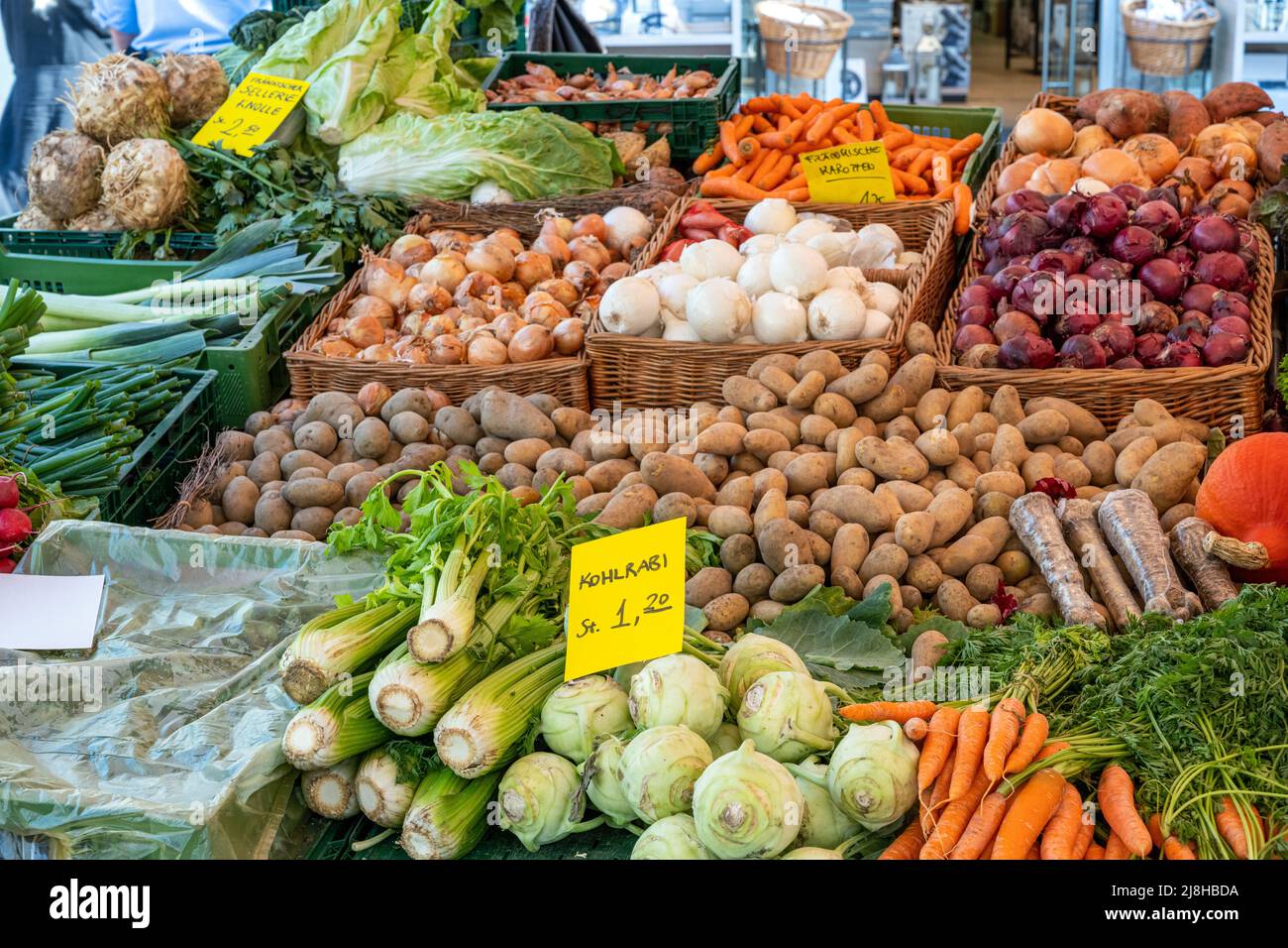 Gran elección de verduras frescas en un puesto de mercado Foto de stock