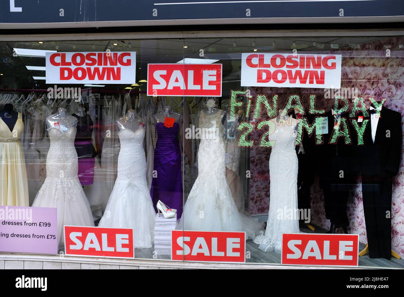 Cierre de la tienda de ropa de boda en Bristol, Reino Unido Foto de stock