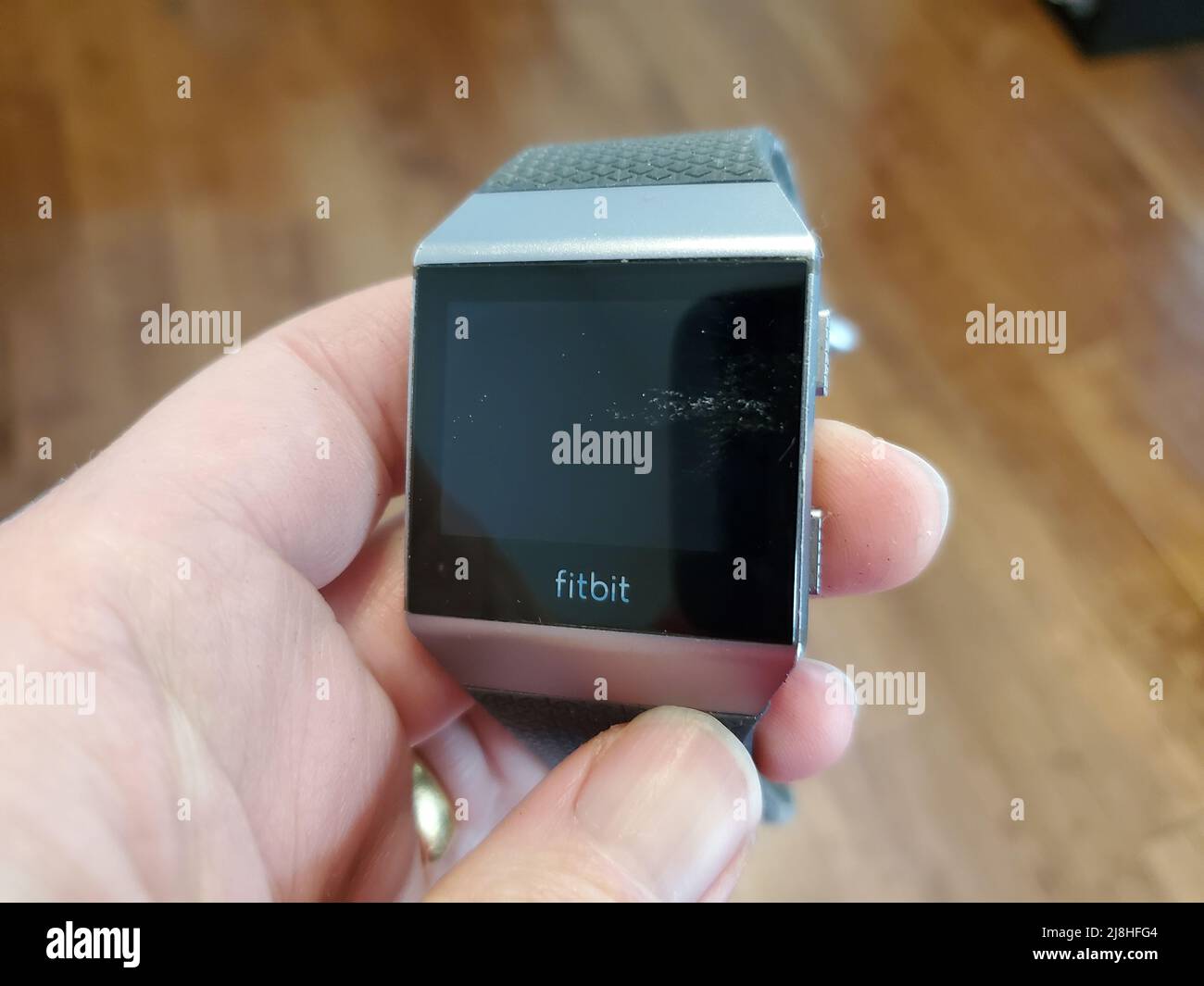 Mano de Person sosteniendo un reloj inteligente Fitbit Ionic, Lafayette,  California, 21 de marzo de 2022. Foto cortesía Tech Trends Fotografía de  stock - Alamy