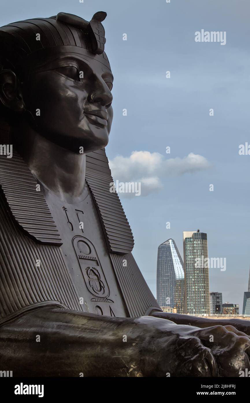Escultura de bronce de una Esfinge Eqyptiana Faux por George John Vulliamy con los modernos rascacielos del centro de Londres Reino Unido. Concepto de Antiguo y Moderno, NE Foto de stock