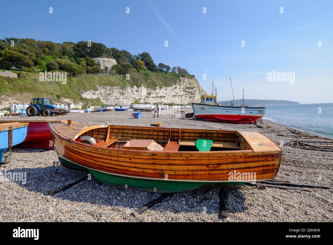 Barcos de pesca en Beer Beach, Beer Village en East Devon, Reino Unido Foto de stock