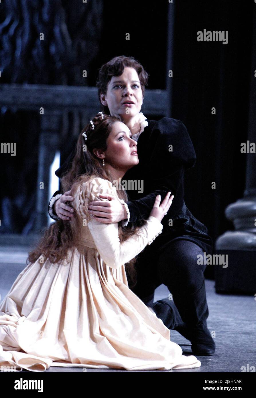 Anna Netrebko (Giulietta - frente), Elina Garanca (Romeo) en I CAPULETI E i MONTECCHI de Bellini en la Ópera Real, Covent Garden, Londres WC2 02/03/2009 DIRECTOR: Mark Elder diseño, iluminación original y dirección: Pier Luigi Pizzi Foto de stock