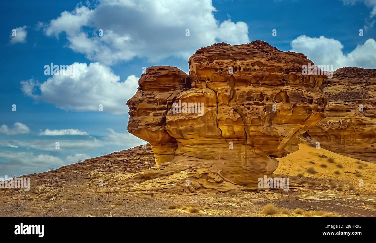 Formación geológica de montaña frente humano cerca de Al Ula, Arabia Saudita. Enfoque selectivo. Foto de stock