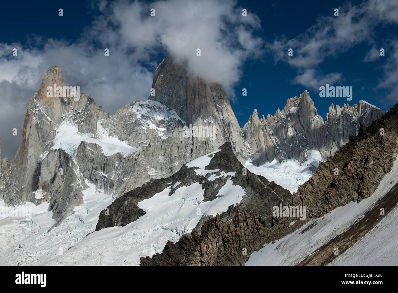 El icónico Cerro Fitzroy crea su propio clima, a menudo cubierto Foto de stock