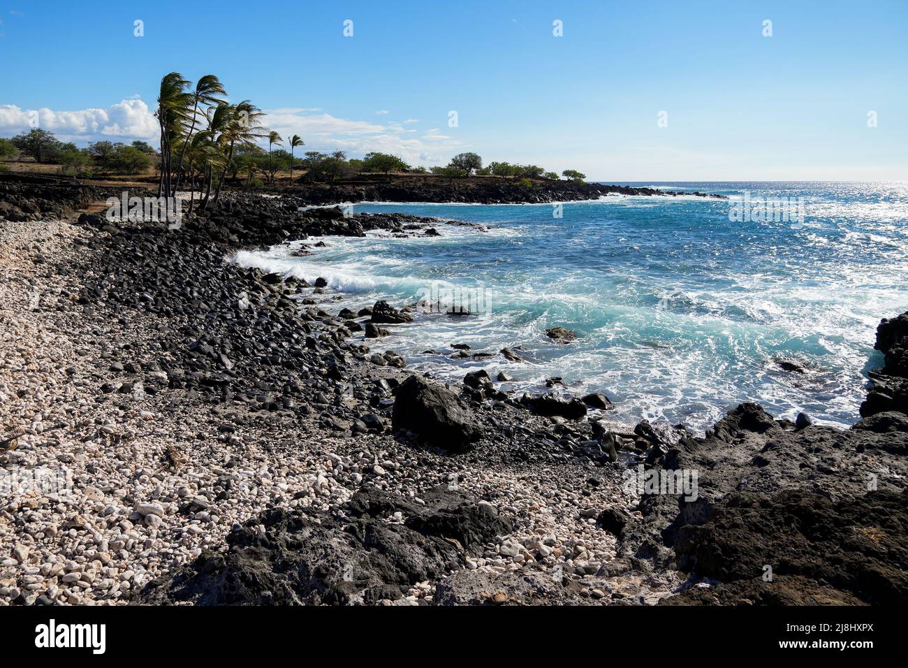 Playa rocosa en el Parque Histórico Estatal Lapakahi en la isla de Hawai'i (Isla Grande) en el Océano Pacífico Foto de stock